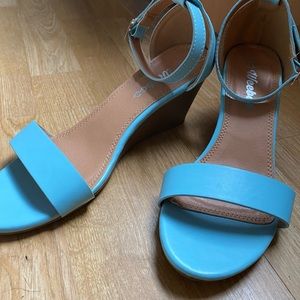 NEVER WORN Vintage Tiffany Blue Wedges